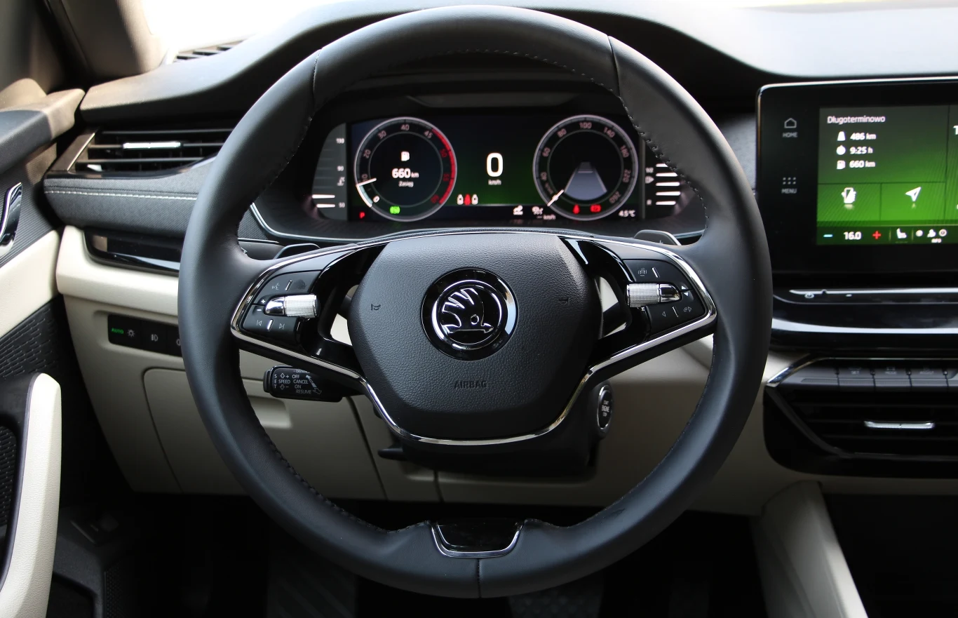 Zaskoczeniem w nowej Octavii jest dwuramienna kierownica. Świetnie leży w dłoniach i nie zwraca się uwagi na brak trzeciego ramienia, ale czy to jakoś poprawia odbiór samochodu? Podobną kierownicą miała obecna klasa S, ale Mercedes dość szybko zrezygnował z tego rozwiązania.