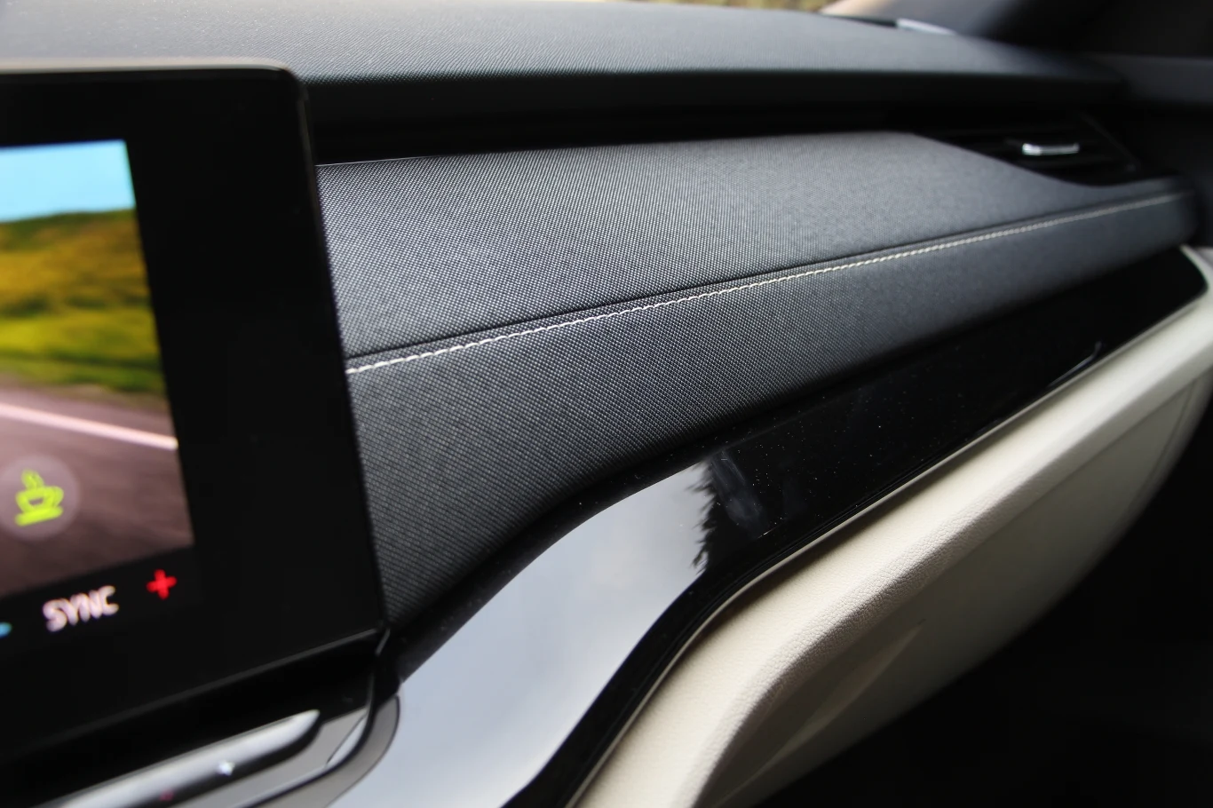 Czy Skoda chce być premium? Tapicerowana deska rozdzielcza to rzadki widok, szczególnie w kompakcie. Tworzywa powyżej są miękkie, poniżej też. Pod listwą pokrytą lakierem fortepianowym znajduje się nastrojowe oświetlenie.