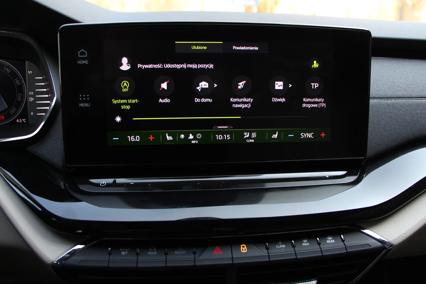W każdej chwili możemy pociągnąć palcem od góry ekranu, aby niczym w smartfonie czy tablecie wywołać dodatkowe menu. Tu najprościej znaleźć przycisk wyłączający system start/stop.
