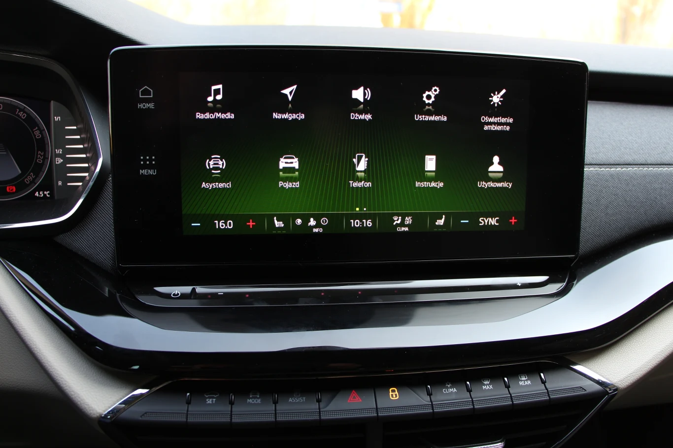 Nowe multimedia wyglądają bardzo dobrze i działają świetnie. Kolejność ikon możemy zmieniać równie łatwo, co na pulpicie komputera.