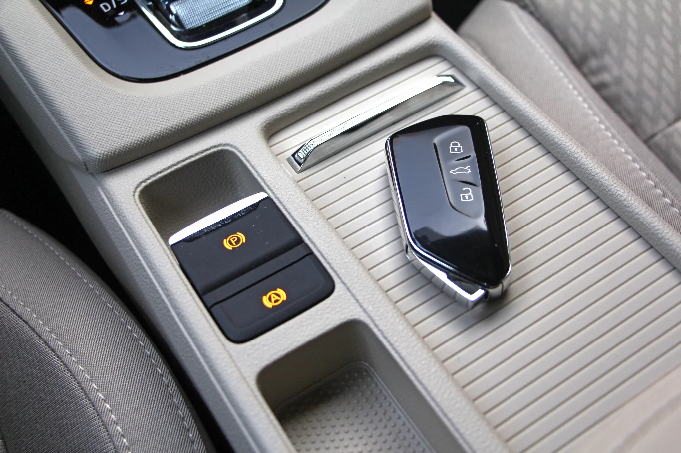 Kluczyk jak z samochodu marki premium. Pokryty lakierem fortepianowym i z chromowaną obwódką robi świetne wrażenie. Przyciski na nim wyglądają jak dotykowe, ale na szczęście nie są.