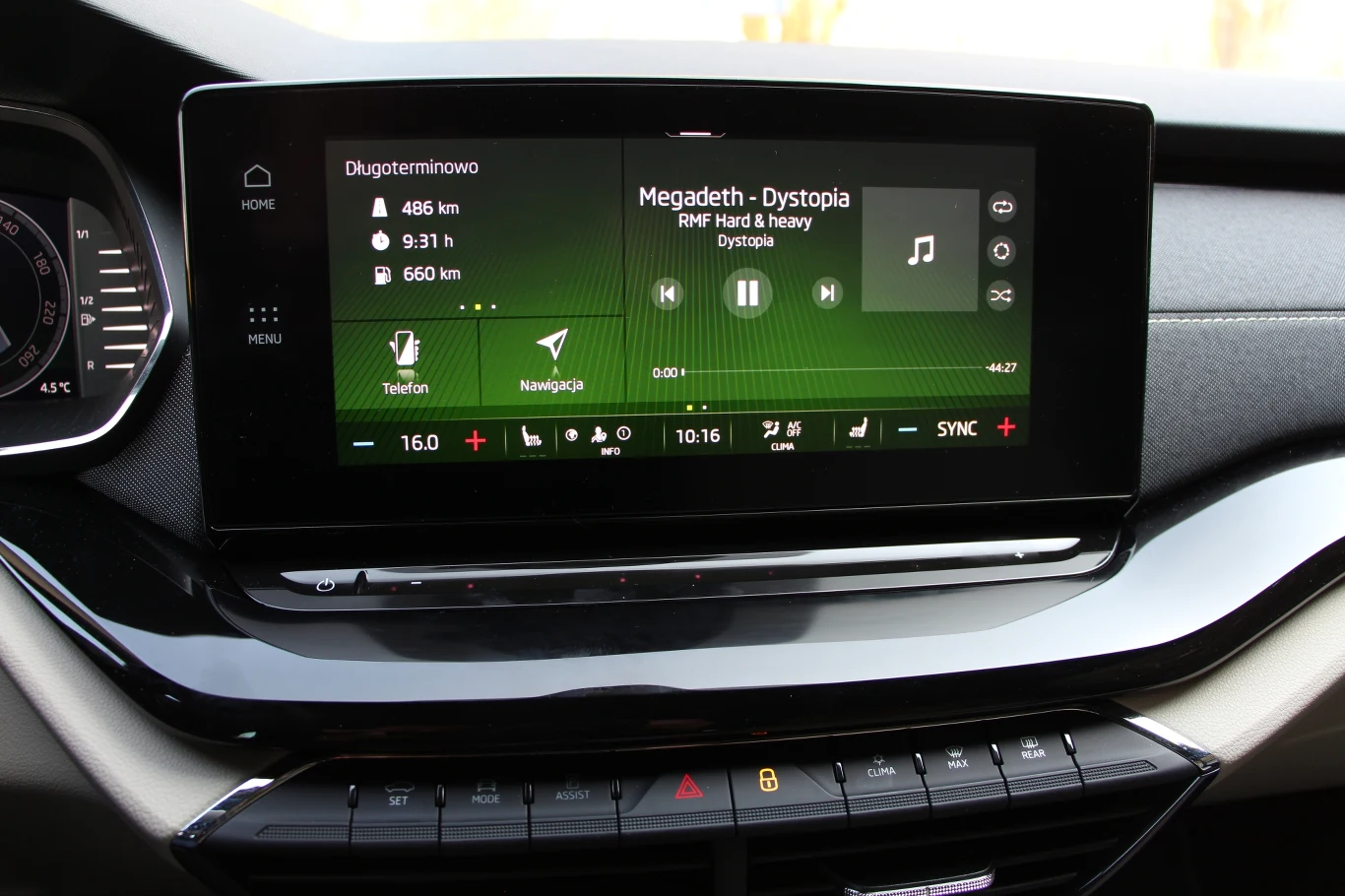 Ekran "domowy" nowego systemu multimedialnego. Jest też drugi widok, który możemy dowolnie konfigurować.