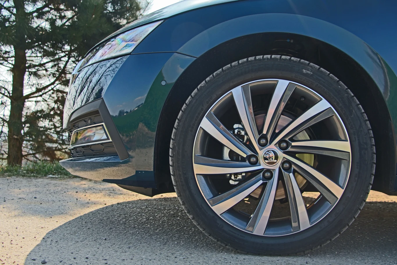 Octavia Style standardowo porusza się na 18 calowych alufelgach. Dostępne są trzy wzory i żaden z nich nie wymaga dopłaty, ale nie można także zmienić rozmiaru obręczy.