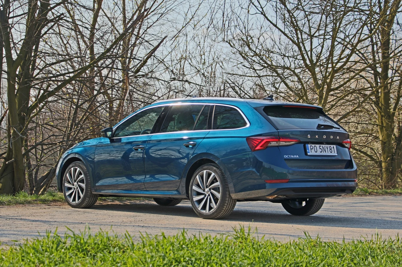 Trzeba przyznać, że z tej perspektywy nowa Octavia wygląda całkiem ciekawie. Zarówno ukształtowanie klapy bagażnika, jak i wypukłe tylne światła zrywają z "gładkim" designem poprzednika.