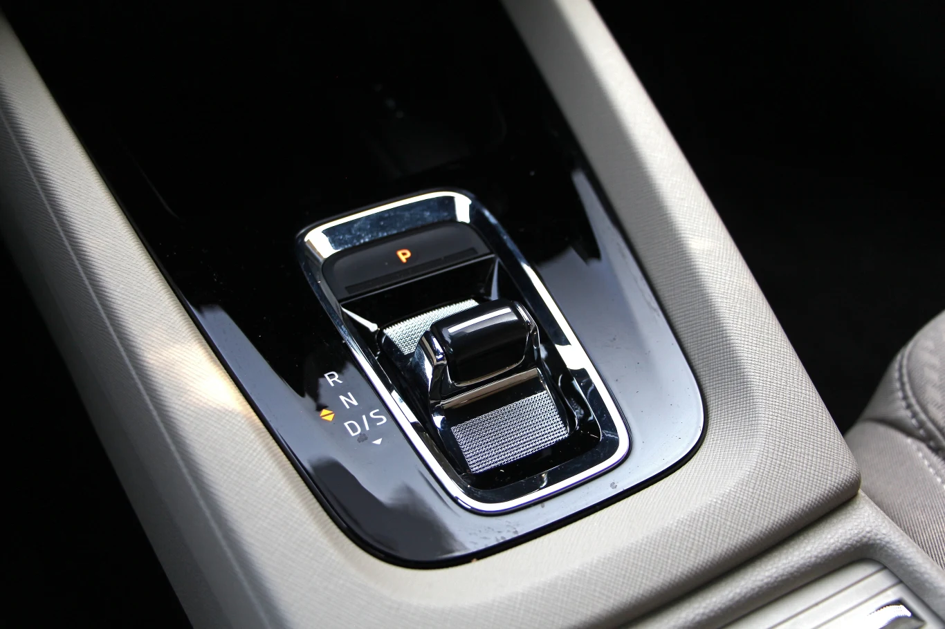 Zamiast klasycznej, dużej dźwigni, elegancki selektor. W elektronicznie sterowanym "automacie" nie trzeba więcej. Wygląd i wykończenie niczym w aucie premium, wygodna obsługa. Obecnie DSG dostaniemy tylko ze 150-konnym dieslem (nie kupimy go za to z "manualem").