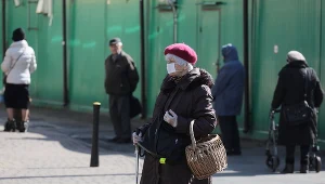 Kolejka przed sklepem spożywczym w Warszawie