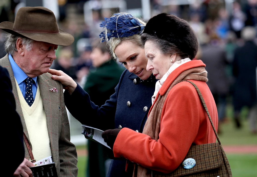 Andrew Parker Bowles, Zara Tindall i księżniczka Anna na wyścigach. Andrew Parker Bowles, Zara Tindall i księżniczka Anna na wyścigach.