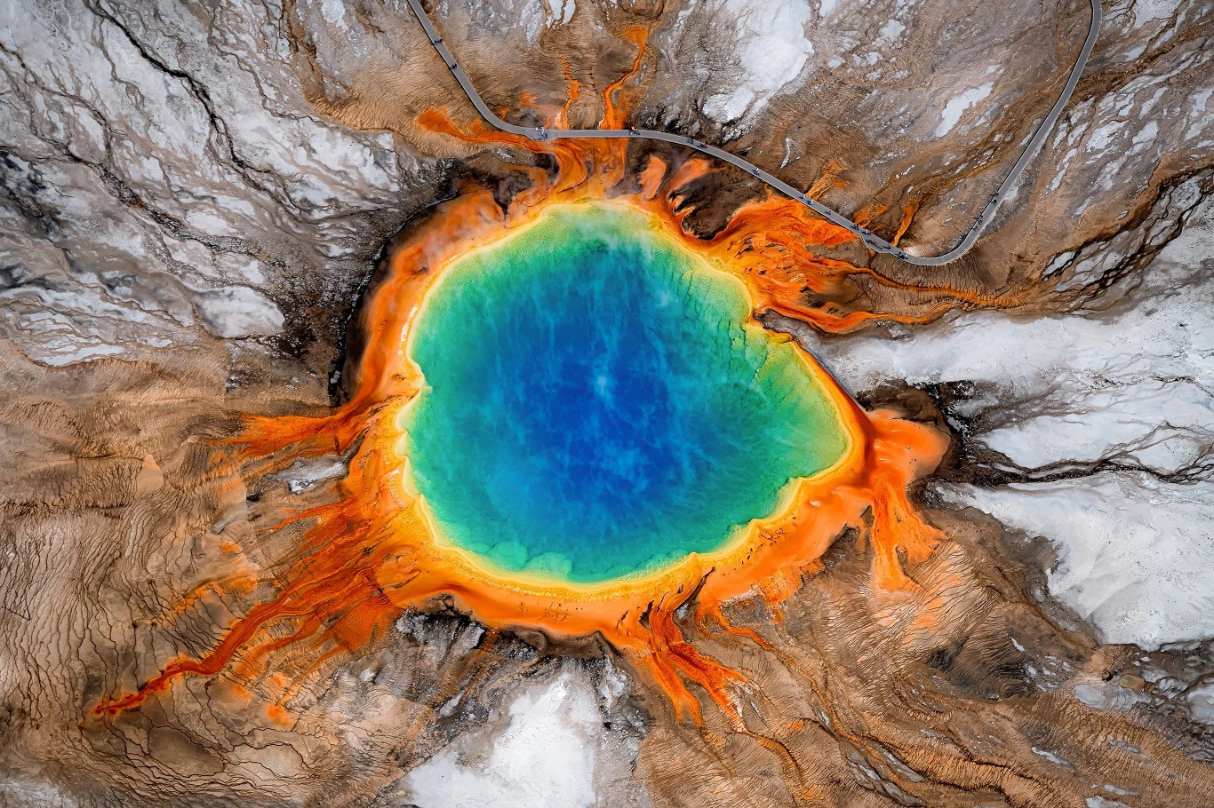 Grand Prismatic Spring - to największe gorące źródła nie tylko w parku Yellowstone, co w całych Stanach Zjednoczonych. Tworzą jezioro o szerokości do 120 metrów i głębokości 37 metrów. Na minutę wyrzucają z siebie ponad 2 tysiące litrów wody o temperaturze 70 stopni Celsjusza. Grand Prismatic Spring - to największe gorące źródła nie tylko w parku Yellowstone, co w całych Stanach Zjednoczonych. Tworzą jezioro o szerokości do 120 metrów i głębokości 37 metrów. Na minutę wyrzucają z siebie ponad 2 tysiące litrów wody o temperaturze 70 stopni Celsjusza.