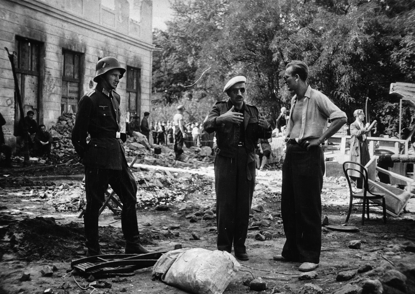 Po zakończeniu II wojny światowej Aleksander Ford został wykładowcą łódzkiej Szkoły Filmowej, zaczął także realizować filmy fabularne. Pierwszym z nich była "Ulica graniczna" - wojenna opowieść o losie warszawskich dzieci i ich rodzin.

"Film Aleksandra Forda jest prostą i bezpośrednią opowieścią o bolesnych doświadczeniach narodu, który spośród innych narodów najpełniej, najgłębiej doznał okropności wojny bez możliwości gorzkiej, ale i dumnej chwały militarnych zwycięstw" - pisał krytyk francuskiego magazynu "L'Ecran français". 

Film spotkał się z pozytywnym odbiorem nie tylko w Polsce i we Francji, ale również w Pradze i Wenecji, gdzie na Międzynarodowym Festiwalu Filmowym otrzymał w 1948 r. Złoty Medal za najlepszy film.