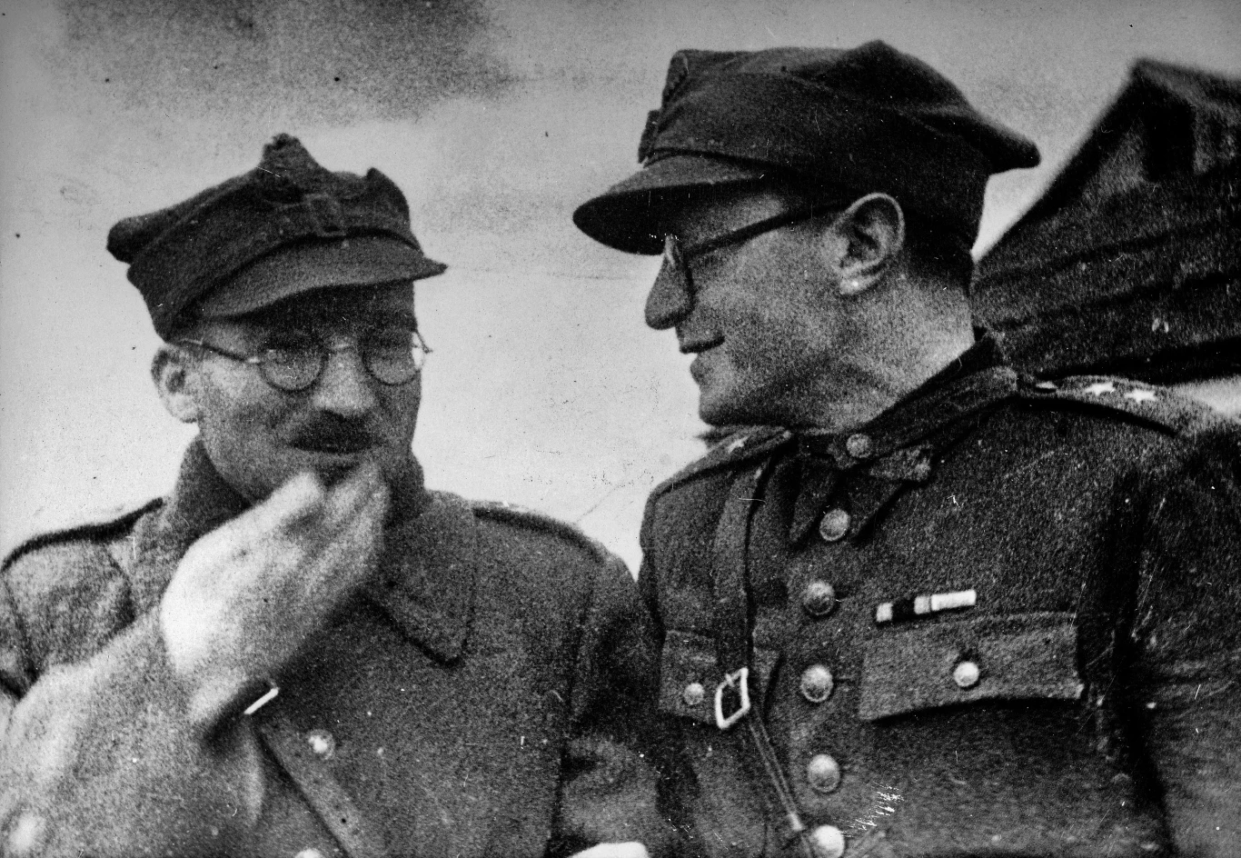 Aleksander Ford przyszedł na świat 24 listopada 1908 roku we Lwowie jako Mosze Lifszyc. Pierwsze filmy realizował jeszcze przed wybuchem II wojny światowej - znalazł się wśród nich m.in. cykl dokumentów o osadnikach żydowskich w Palestynie. 

W trakcie wojny kręcił filmy szkoleniowe dla Armii Czerwonej. Był także kierownikiem Czołówki Filmowej Wojska Polskiego przy 1 Dywizji Piechoty im. Tadeusza Kościuszki, będąc twórcą pierwszego w powojennej Polsce filmu dokumentalnego "Majdanek – cmentarzysko Europy".    
