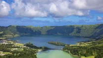 Lagoa das Sete Cidades, wyspa Sao Miguel, Azory, Portugalia 

Dwa jeziora oddzielone wąskim przesmykiem mają wody o odmiennym zabarwieniu. Jedno z nich jest niebieskie, a drugie zielone. Miejscowa legenda głosi, że to łzy zakochanej nieszczęśliwie pary wypełniają niecki. Zielone wypłakała księżniczka, a niebieskie biedny pasterz.