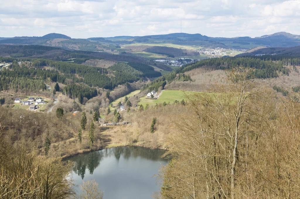 Jezioro maarowe Gemuendener, obszar wulkaniczny Eifel, Niemcy Jezioro maarowe może nie kojarzyć się z wulkanem na pierwszy rzut oka. Brak tu charakterystycznego stożka czy kaldery. A jednak powstały one w wyniku erupcji, tyle że nie wiążącej się z wypływem lawy i pozostawiającej "dziurę w ziemi". Jezioro maarowe Gemuendener, obszar wulkaniczny Eifel, Niemcy Jezioro maarowe może nie kojarzyć się z wulkanem na pierwszy rzut oka. Brak tu charakterystycznego stożka czy kaldery. A jednak powstały one w wyniku erupcji, tyle że nie wiążącej się z wypływem lawy i pozostawiającej "dziurę w ziemi".
