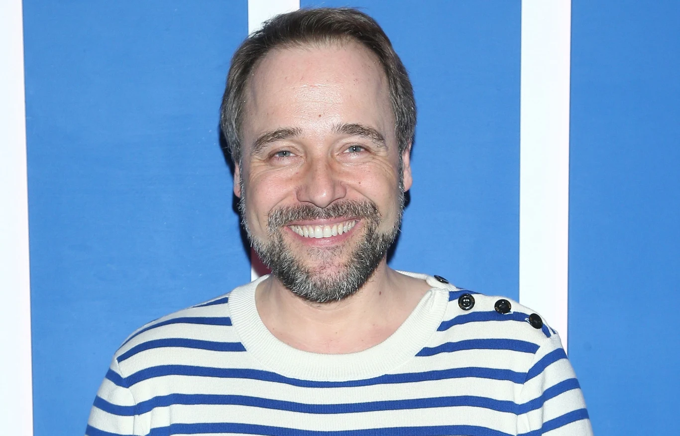 Łukasz Nowicki znany jest z improwizacji na scenie. Potrafi dopasować niemal każdy żart do sceny Łukasz Nowicki znany jest z improwizacji na scenie. Potrafi dopasować niemal każdy żart do sceny