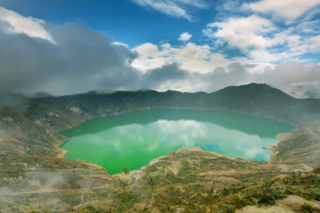 Quilotoa w Ekwadorze Quilotoa to stosunkowo młode jezioro kalderowe. Wybuch, który doprowadził do jego powstania, miał miejsce około 600 lat temu. Lawa dotarła aż do oceanu, a pył wulkaniczny opadł na terytorium północnych Andów. Wcześniej wulkan drzemał aż 14 000 lat. Opracowanie: IG Quilotoa w Ekwadorze Quilotoa to stosunkowo młode jezioro kalderowe. Wybuch, który doprowadził do jego powstania, miał miejsce około 600 lat temu. Lawa dotarła aż do oceanu, a pył wulkaniczny opadł na terytorium północnych Andów. Wcześniej wulkan drzemał aż 14 000 lat. Opracowanie: IG