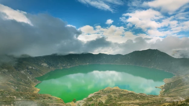 Quilotoa w Ekwadorze

Quilotoa to stosunkowo młode jezioro kalderowe. Wybuch, który doprowadził do jego powstania, miał miejsce około 600 lat temu. Lawa dotarła aż do oceanu, a pył wulkaniczny opadł na terytorium północnych Andów. Wcześniej wulkan drzemał aż 14 000 lat.
Opracowanie: IG