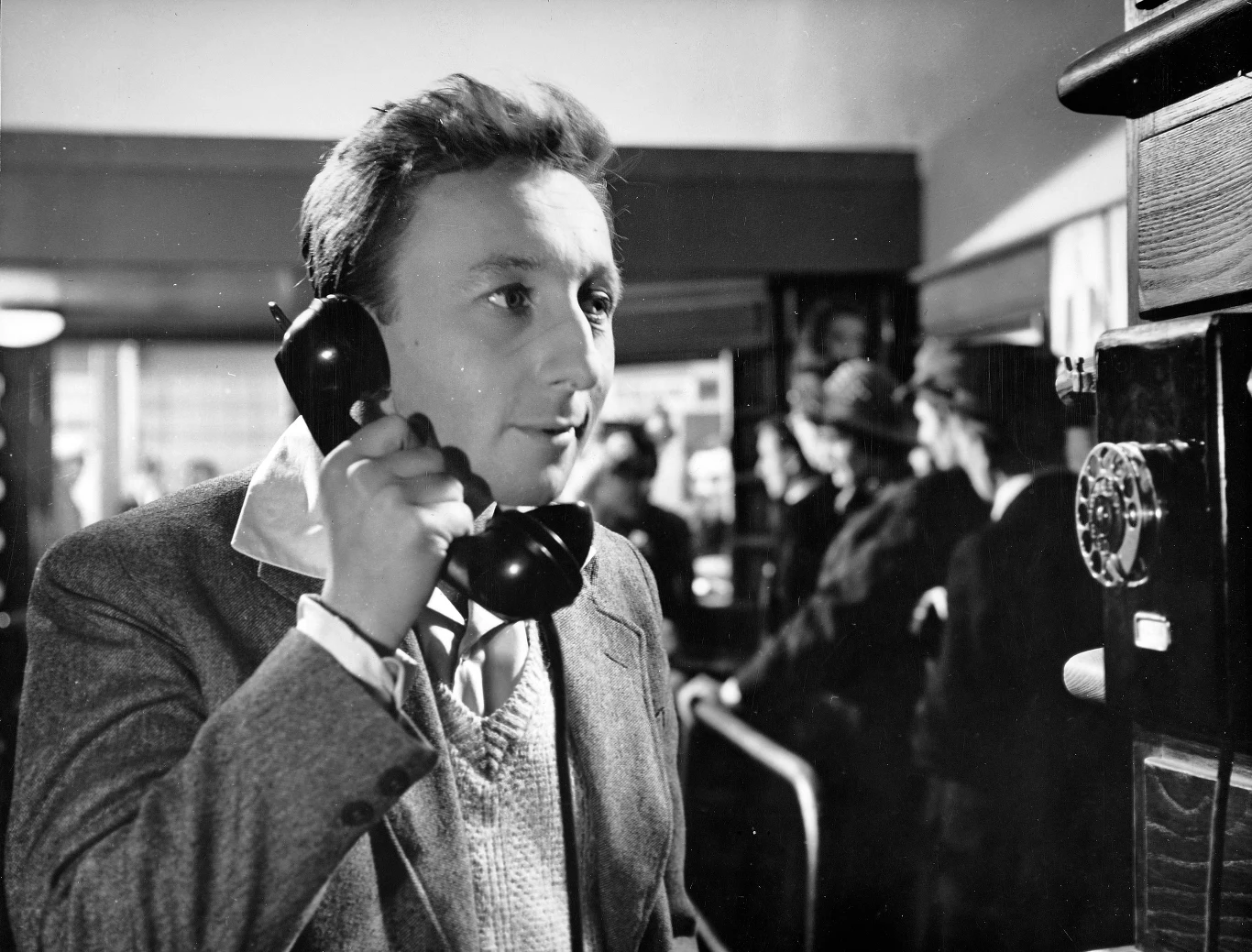 Andrzej Munk wyreżyserował "Zezowate szczęście" na podstawie tekstu znakomitego polskiego scenarzysty Jerzego Stefana Stawińskiego.

Film w groteskowo-karykaturalnym ujęciu przedstawia losy oportunisty, który w różnych warunkach, na przestrzeni wielu lat, usiłuje przypodobać się aktualnym władzom.