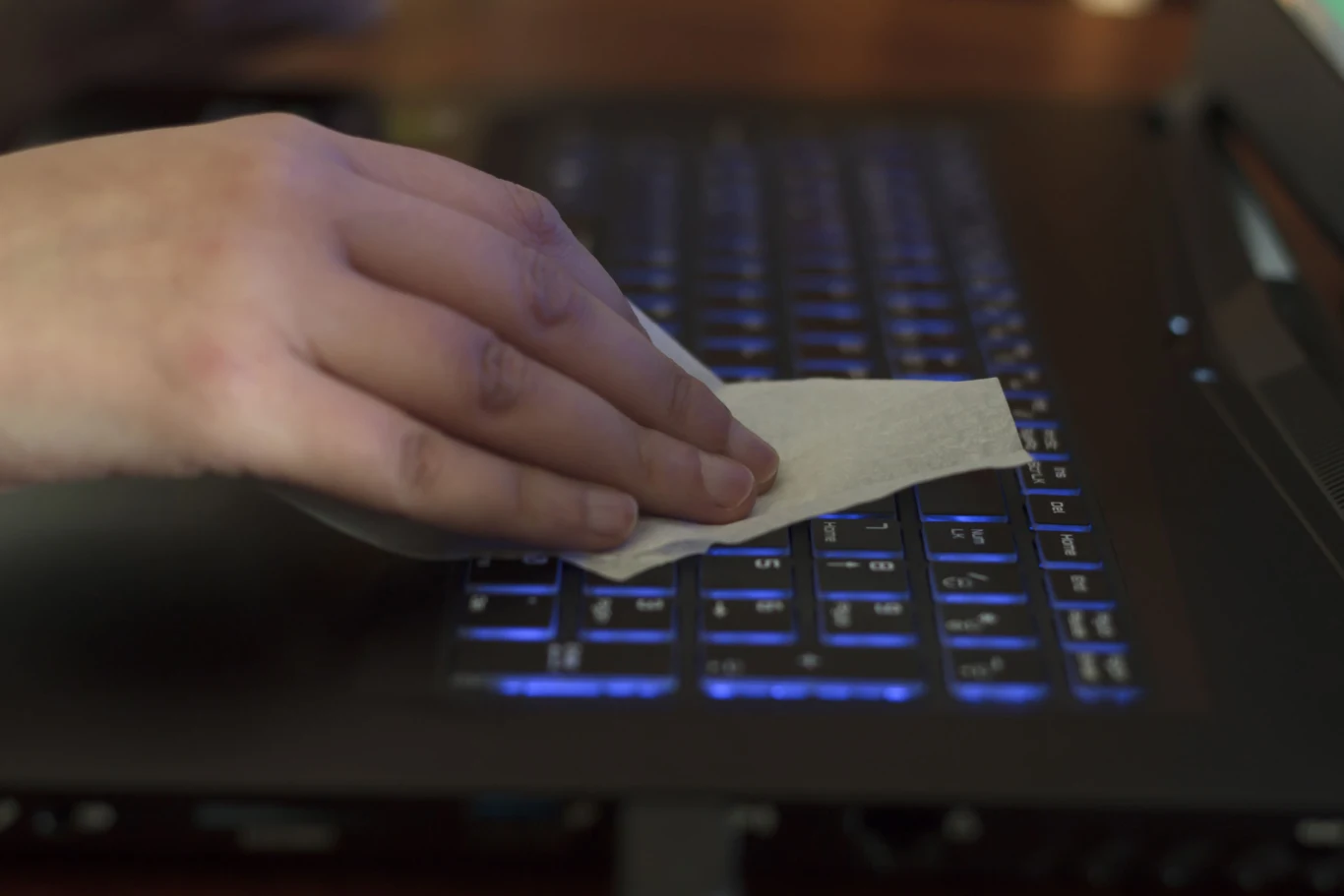 Na wstępie powinniśmy się upewnić, czy urządzenie, które zamierzamy wyczyścić nie jest pod napięciem, czy to sieciowym, czy też bateryjnym. Należy zatem w pierwszej kolejności odłączyć zasilanie od komputera, odłączyć urządzenie peryferyjne (mysz, klawiatura, pad) i wyjąć baterię, jeśli ją posiada. 