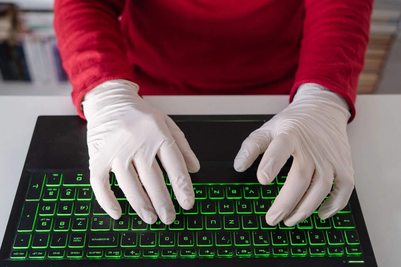 Nasze dłonie regularnie mają kontakt z wyposażeniem komputera, a następnie z naszą twarzą. To szczególnie niebezpieczne w okresie aktualnej pandemii SARS-CoV-2. Co prawda nie ma dokładnych badań, jak długo koronawirus może utrzymywać się na naszym sprzęcie, dlatego dla naszego bezpieczeństwa warto znacznie częściej myć ręce, ale także zdezynfekować użytkowane przez nas peryferia.