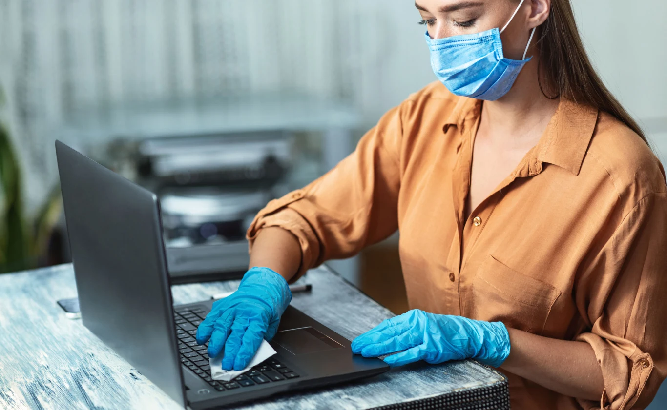 Co potrzebujemy, aby skutecznie zdezynfekować sprzęt? Decydując się na samodzielną dezynfekcję oraz czyszczenie sprzętu komputerowego w pierwszej kolejności należy wyposażyć się w odpowiednie środki i niezbędne do tego przedmioty. 