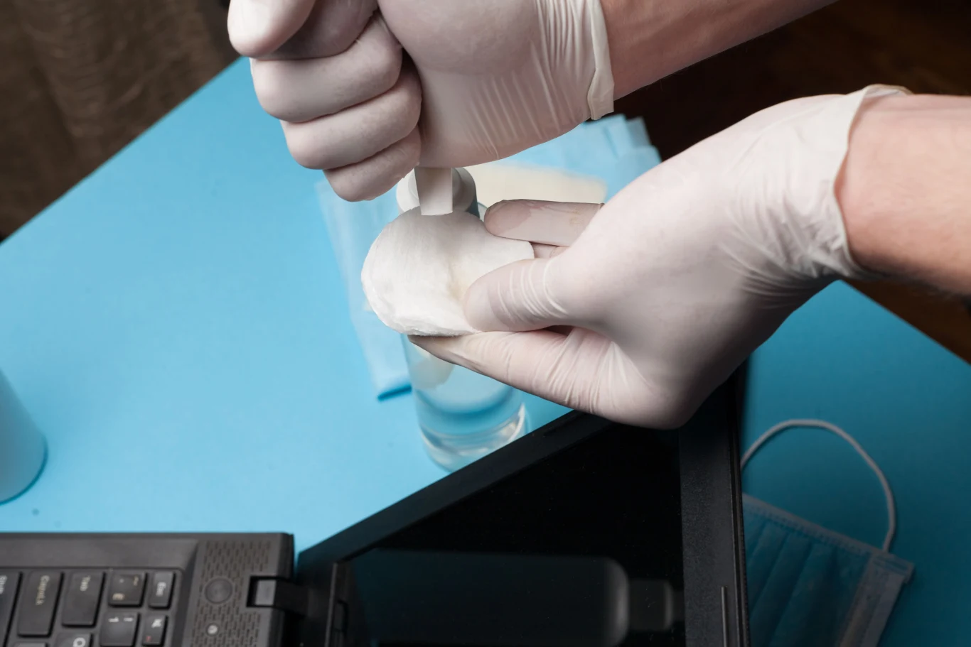 Potrzebne będą nam dostępne na rynku: detergent do czyszczenia elektroniki, alkohol izopropylowy, woda zdemineralizowana, wykałaczki, patyczki do uszu, ściereczka z mikrofibry, płaski pędzelek oraz sprężone powietrze. Przydatna może okazać się również niepotrzebna szczoteczka do zębów. 