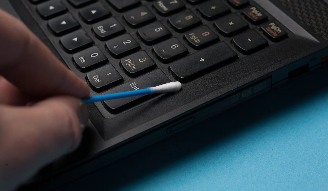 Podczas dezynfekcji sprzętu komputerowego należy unikać kilku podstawowych błędów. Przykładowo, osobom, które nie są pewne swoich umiejętności - nie zalecamy demontowania klawiszy w celu dokładniejszego wyczyszczenia klawiatury, aby ich po prostu nie uszkodzić. Dodatkowo, wyzwaniem, któremu możemy nie podołać, może być ich ponowne zamontowanie.