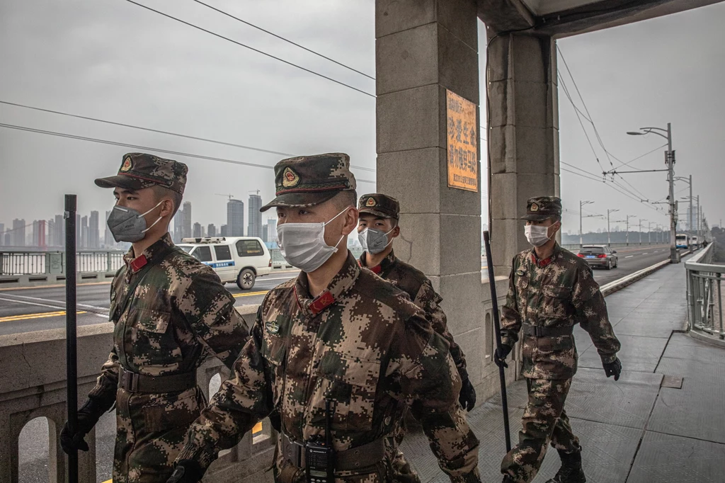 Chińscy żołnierze w Wuhan Chińscy żołnierze w Wuhan