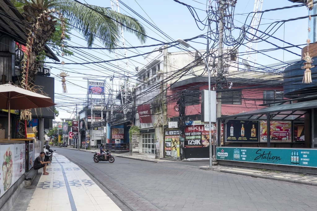 Na zdjęciu opustoszała ulica miasta Kuta na indonezyjskiej wyspie Bali Na zdjęciu opustoszała ulica miasta Kuta na indonezyjskiej wyspie Bali