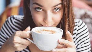 Rezygnacja z kawy z mlekiem może pomóc ci schudnąć