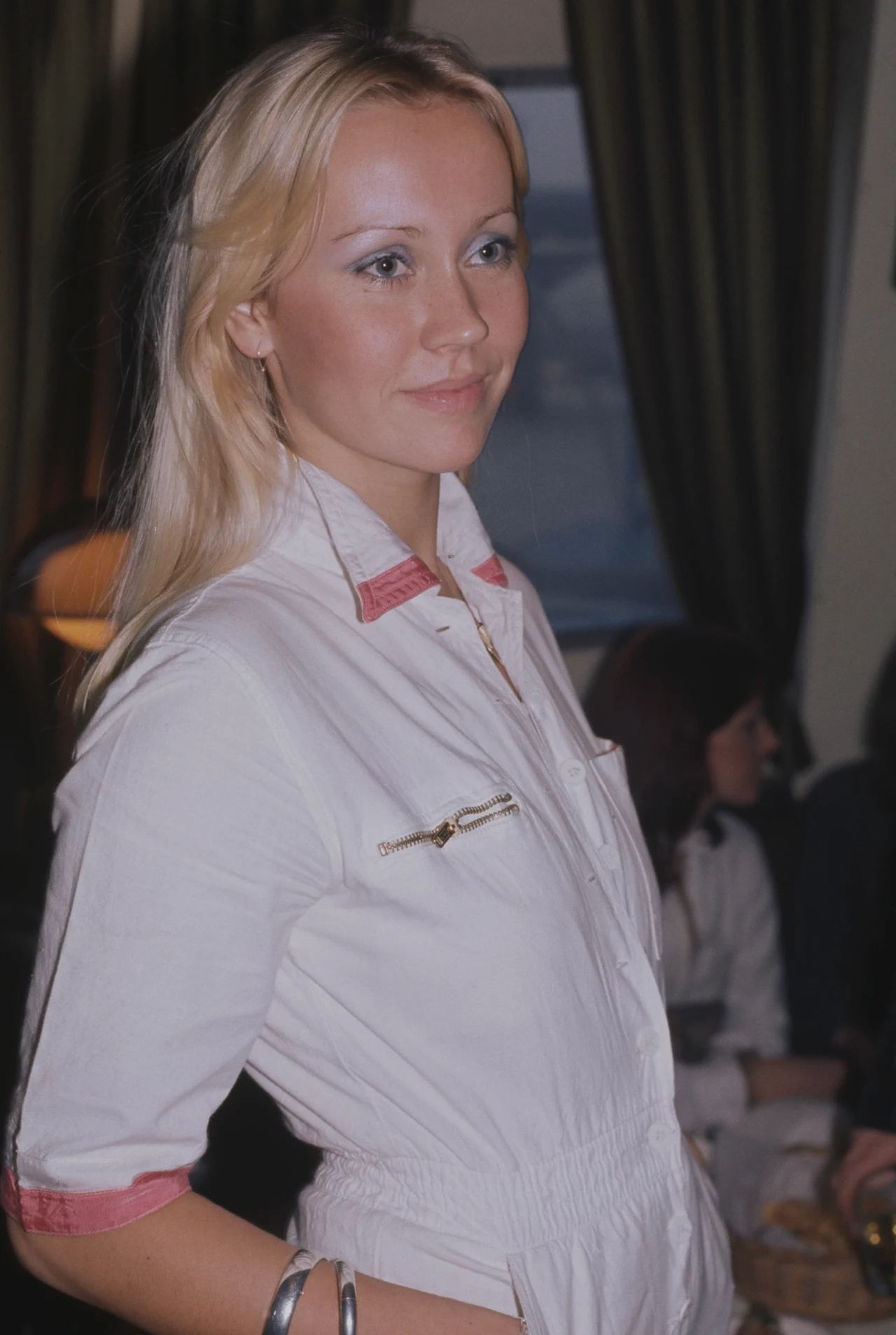 W wieku 10 lat miała już pierwszy zespół - The Chambers, założony z koleżankami: Leną Johansson i Elisabeth Strub. Pięć lat później rzuciła szkołę z postanowieniem zrobienia kariery muzycznej. Dorabiała pracując w centrali telefonicznej. 