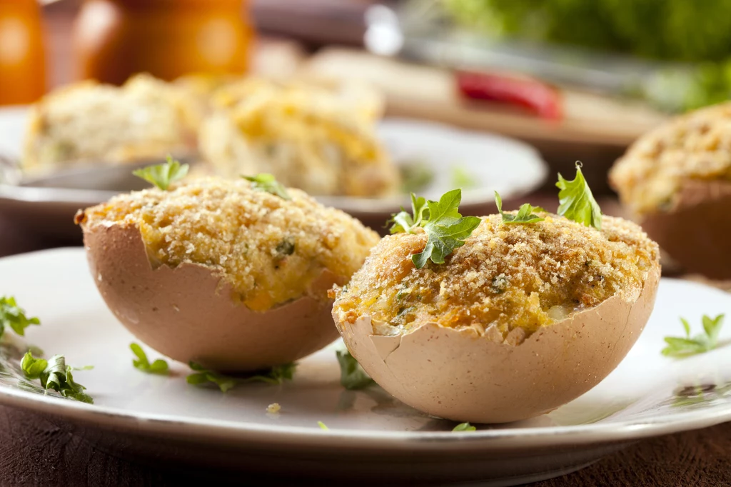 Smażone jajka faszerowane to idealna przekąska na Wielkanoc