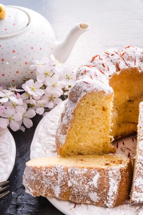 Babka szafranowa na drożdżach będzie idealną dekoracją stołu wielkanocnego