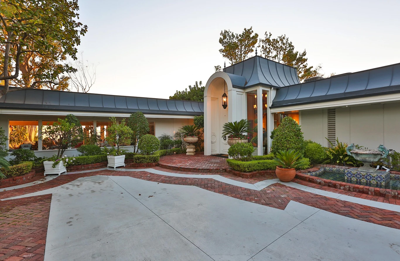 Elvis kupił posiadłość w 1967 roku za 400 tys. dolarów. Król rock'n'rolla mieszkał tam, gdy musiał na dłuższy czas zostawać w Hollywood. W willi bywał do czasu rozwodu ze swoją żoną Priscillą w 1973 roku. Elvis kupił posiadłość w 1967 roku za 400 tys. dolarów. Król rock'n'rolla mieszkał tam, gdy musiał na dłuższy czas zostawać w Hollywood. W willi bywał do czasu rozwodu ze swoją żoną Priscillą w 1973 roku.