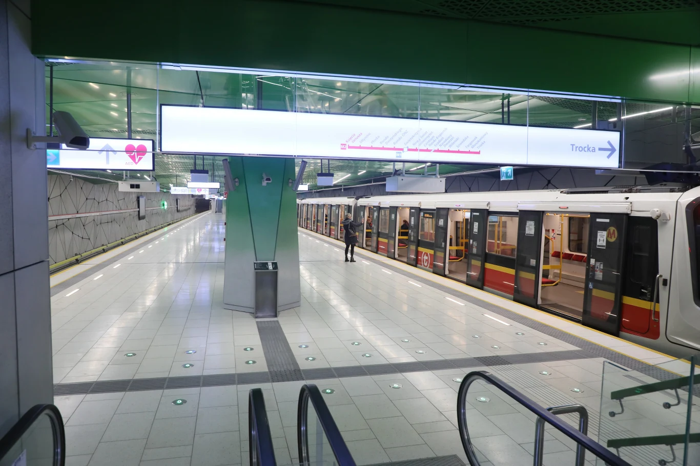 Prezydent wyjaśnił, że podjął decyzję o jak najszybszym otwarciu nowego odcinka metra, aby usprawnić komunikacje w mieście. Według ostatnich danych, co dzień II linia metra przewozi niewiele ponad 20 tys. pasażerów.