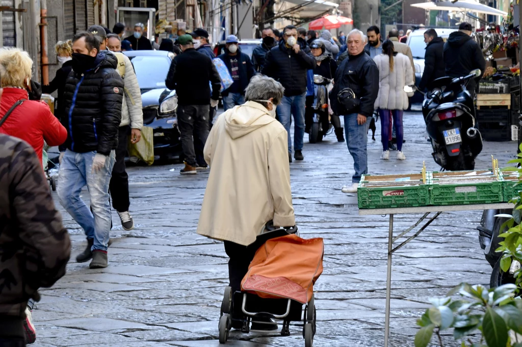 "Wychodzi za dużo ludzi" - pisze wprost "Il Mattino" "Wychodzi za dużo ludzi" - pisze wprost "Il Mattino"