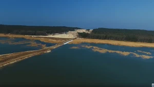 Prace na Mierzei Wiślanej, screen z wideo opublikowanego przez Telewizję Regionalną TV Żuławy 
