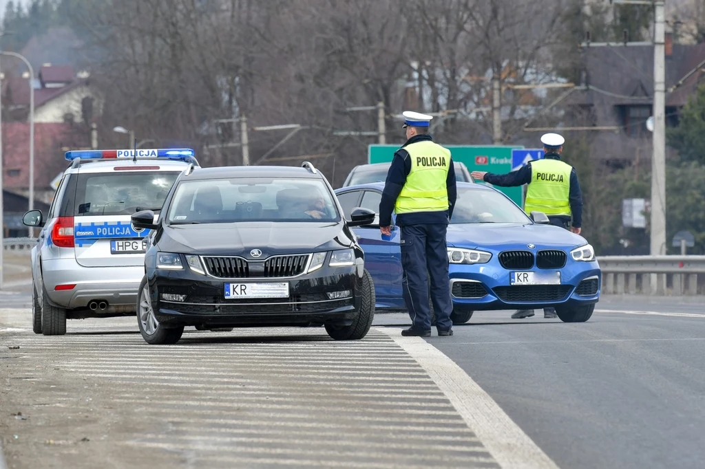 Po 40 latach na drogi wróciły posterunki pytające o cel podróży. Tylko stanu wyjątkowego nie ma...