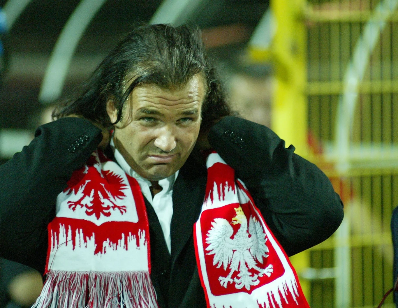 Marka Torzewskiego pamięta wielu fanów piłki nożnej. To on w październiku 2001 r. na Stadionie Śląskim w Chorzowie zaśpiewał hymn Polski przed meczem naszej reprezentacji z Ukrainą. W sumie kilkanaście razy śpiewał "Mazurka Dąbrowskiego" podczas międzypaństwowych spotkań polskiej reprezentacji. Na zdjęciu w 2005 r. w Warszawie podczas meczu Polska - Walia w ramach eliminacji do Mistrzostw Świata 2006. Marka Torzewskiego pamięta wielu fanów piłki nożnej. To on w październiku 2001 r. na Stadionie Śląskim w Chorzowie zaśpiewał hymn Polski przed meczem naszej reprezentacji z Ukrainą. W sumie kilkanaście razy śpiewał "Mazurka Dąbrowskiego" podczas międzypaństwowych spotkań polskiej reprezentacji. Na zdjęciu w 2005 r. w Warszawie podczas meczu Polska - Walia w ramach eliminacji do Mistrzostw Świata 2006.