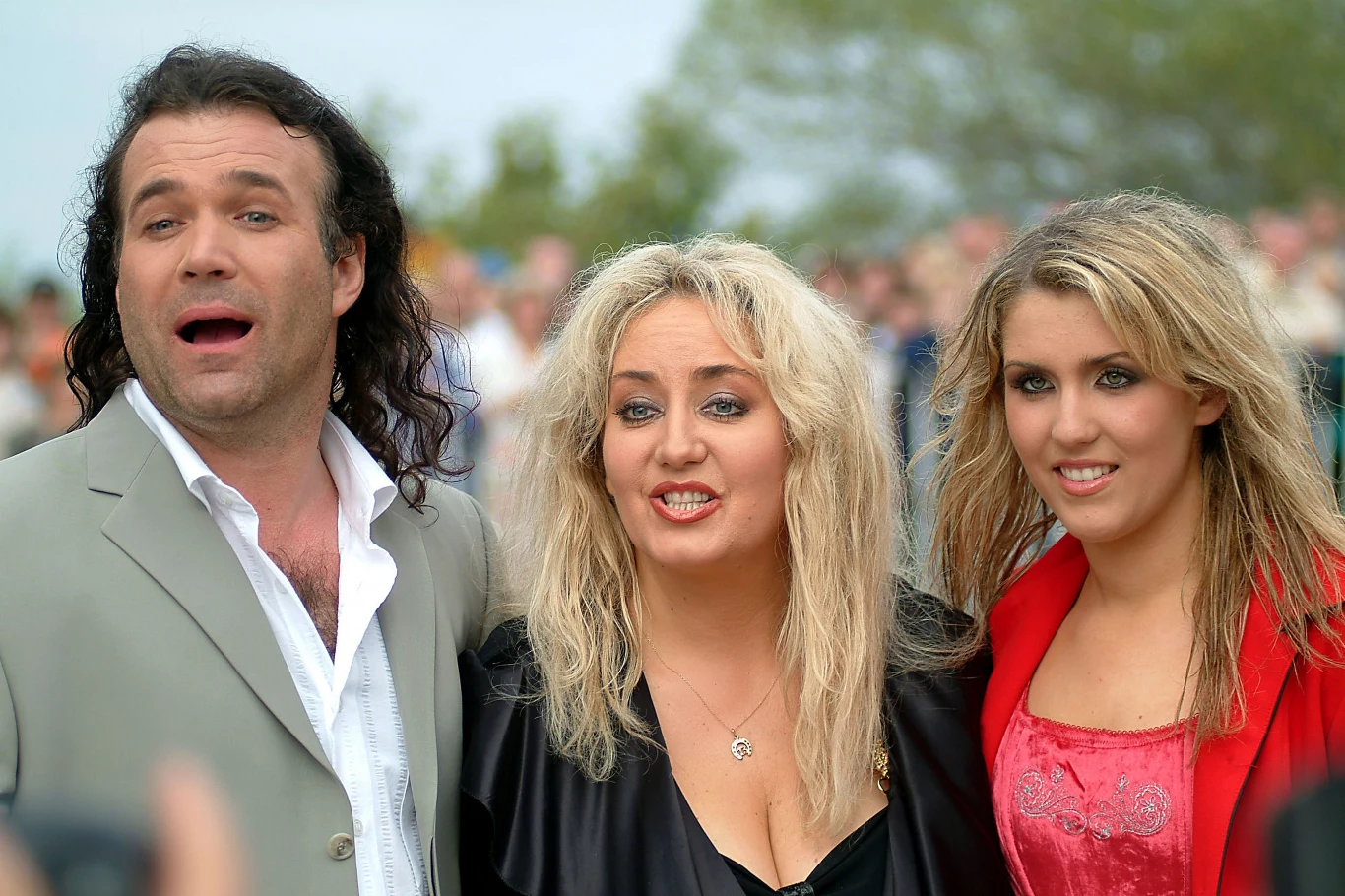 Marek Torzewski jest bardzo związany z najbliższą rodziną: żoną Barbarą Romanowicz-Torzewską (była aktorką, od lat jest menedżerką męża) i córką Agatą. Razem pracują, występują, nagrywają, podróżują i mieszkają - w Brukseli w Belgii. Na zdjęciu w 2003 r. Marek Torzewski jest bardzo związany z najbliższą rodziną: żoną Barbarą Romanowicz-Torzewską (była aktorką, od lat jest menedżerką męża) i córką Agatą. Razem pracują, występują, nagrywają, podróżują i mieszkają - w Brukseli w Belgii. Na zdjęciu w 2003 r.