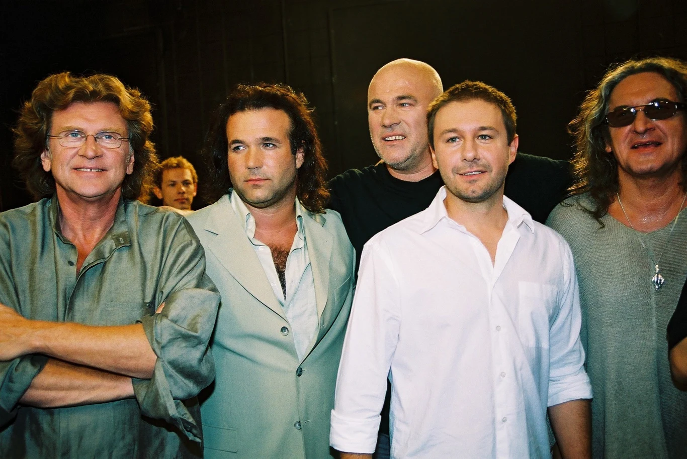 Marek Torzewski w latach 1983-86 był solistą Teatru Wielkiego w Łodzi. Wtedy wyemigrował z rodziną do Belgii, gdzie mieszka na stałe do tej pory. W 2002 r. Marek Torzewski (drugi z lewej) wziął udział w nagraniu piosenki "Oj kot!" do filmu "Zemsta" Andrzeja Wajdy. W piosence wystąpiły również takie gwiazdy polskiej sceny jak: Blue Cafe, Magda Femme, Artur Gadowski, Grzegorz Markowski (pierwszy z prawej), Patrycja Markowska, Kaja Paschalska, Andrzej Piaseczny (drugi z prawej), Maryla Rodowicz, Ryszard Rynkowski (w środku), Justyna Steczkowska i Zbigniew Wodecki (pierwszy z lewej). Marek Torzewski w latach 1983-86 był solistą Teatru Wielkiego w Łodzi. Wtedy wyemigrował z rodziną do Belgii, gdzie mieszka na stałe do tej pory. W 2002 r. Marek Torzewski (drugi z lewej) wziął udział w nagraniu piosenki "Oj kot!" do filmu "Zemsta" Andrzeja Wajdy. W piosence wystąpiły również takie gwiazdy polskiej sceny jak: Blue Cafe, Magda Femme, Artur Gadowski, Grzegorz Markowski (pierwszy z prawej), Patrycja Markowska, Kaja Paschalska, Andrzej Piaseczny (drugi z prawej), Maryla Rodowicz, Ryszard Rynkowski (w środku), Justyna Steczkowska i Zbigniew Wodecki (pierwszy z lewej).