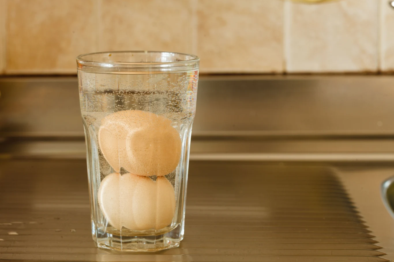 Jajko nie powinno unosić się na wodzie, tylko opadać na dno