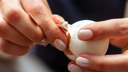 Obieranie jajek będzie prostsze niż kiedykolwiek wcześniej. Wystarczy, że wykonasz prosty trik podczas gotowania