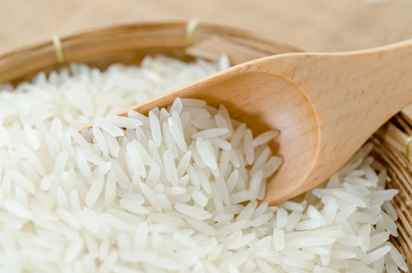 Biały ryż można przechowywać w szafce nawet dwa lata. 