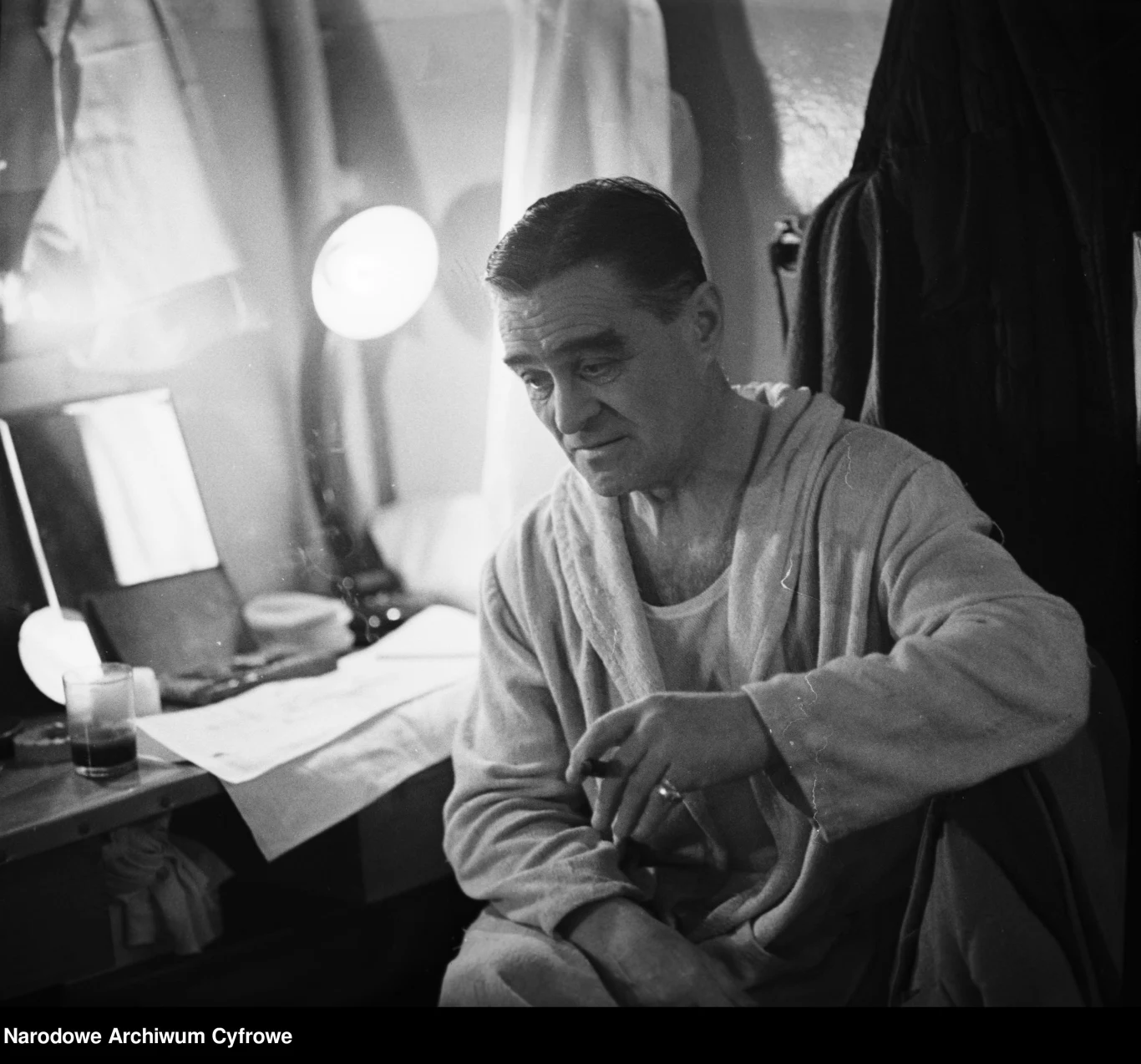 Adolf Dymsza w garderobie Teatru Syrena