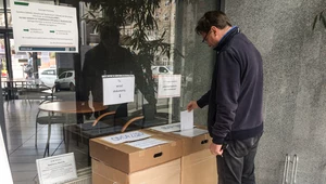 Przed niektórymi oddziąłami ZUS wystawiono pudła do wrzuciana wniosków związanych z tarczą antykryzysową. Na fot.Oddział ZUS we Wroclawiu.