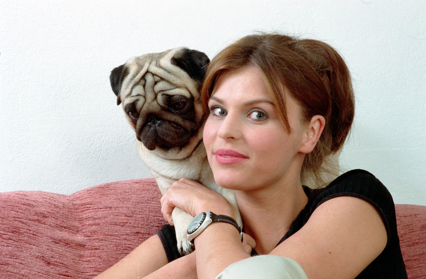 Renata Gabryjelska w 1993 roku zdobyła tytuł I Wicemiss Polonia, który otworzył jej drzwi do kariery w modelingu. Piękna brunetka już kilka miesięcy później podpisała kontrakt z agencją modelek Metropolitan. Wyjechała do Paryża, a jej zdjęcia znalazły się m.in. na okładkach „Cosmopolitan”, „Elle” czy „Madame Figaro”. – Uwielbiałam modeling, to była moja pasja – mówiła Gabryjelska w jednym z wywiadów. Popularność przyniósł jej z kolei serial „Złotopolscy”, zagrała też w filmie Juliusza Machulskiego pt. „Girl Guide”.