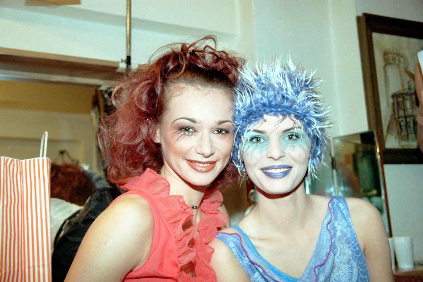 Ewa Pacuła prywatnie jest siostrą Joanny Pacuły i to dzięki niej rozpoczęła karierę w modelingu. Zauważono ją bowiem w Los Angeles, gdzie mieszkała wówczas aktorka. 19-letnia blondynka podpisała kontrakt z profesjonalną agencją modelek i trafiła na wybiegi światowych marek, m.in. Emporio Armani. Brała też udział w licznych sesjach zdjęciowych i otrzymała propozycję wyjazdu do Paryża. Zrezygnowała jednak z dalszej międzynarodowej kariery i w 1993 roku wróciła do Polski. Była już wówczas związana z Przemysławem Saletą, rok później na świat przyszła ich córka Nicole.