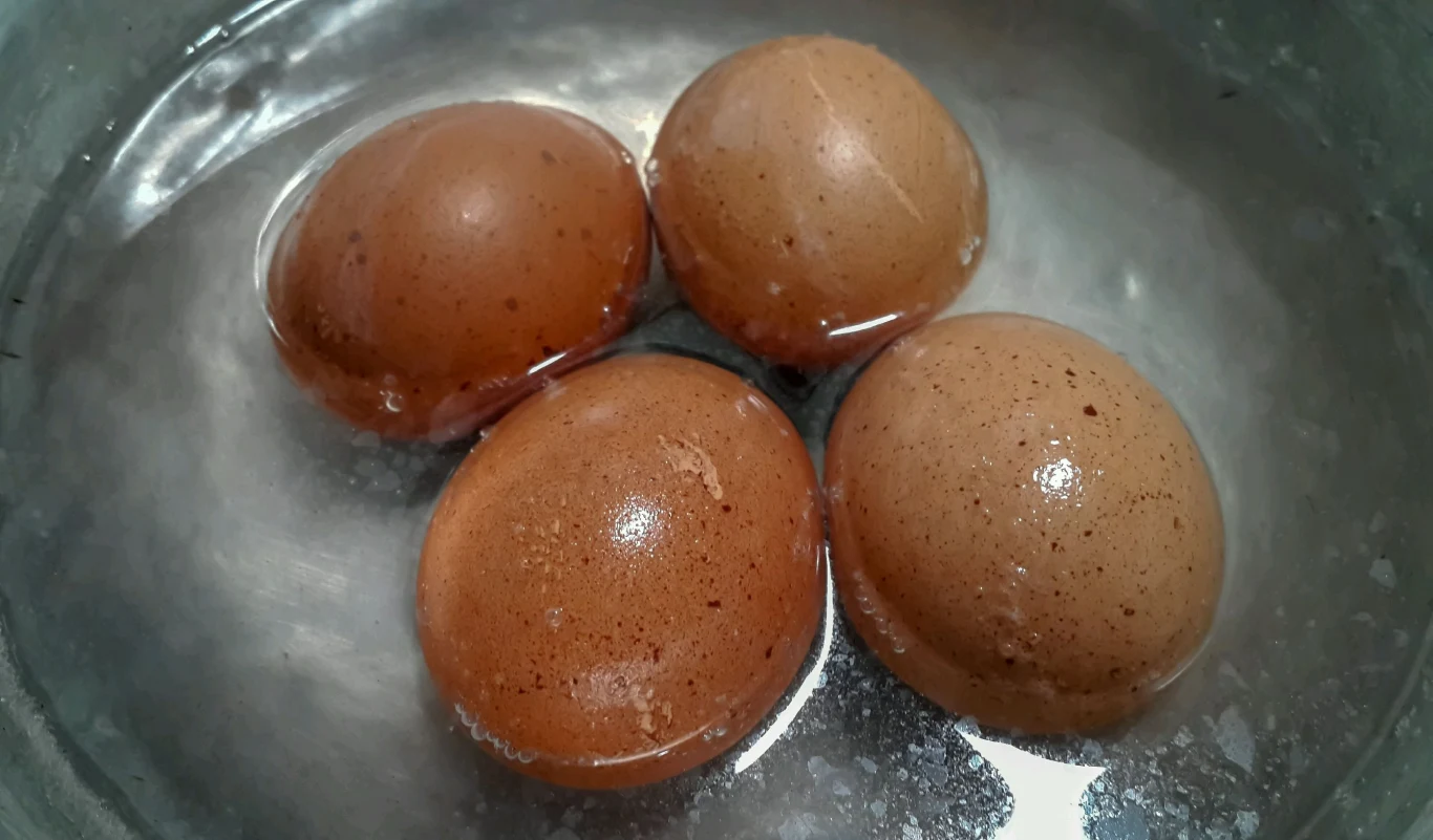 Sprawdzanie świeżość jajka w osolonej wodzie: zanurz jajko w szklance wody z dodatkiem 1,5 łyżeczki soli. Jeśli zostanie na dnie naczynia, oznacza to, że jest świeże. W przypadku, gdy zacznie pływać po powierzchni w pozycji poziomej, również nadaje się do zjedzenia. Jeśli natomiast wypłynie w położeniu pionowym, najprawdopodobniej jest stare i lepiej go nie konsumować. Dlaczego się tak dzieje? Otóż, jajko im starsze, tym więcej traci wody i powiększa się w nim komora powietrzna. 