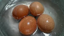 Sprawdzanie świeżość jajka w osolonej wodzie: zanurz jajko w szklance wody z dodatkiem 1,5 łyżeczki soli. Jeśli zostanie na dnie naczynia, oznacza to, że jest świeże. W przypadku, gdy zacznie pływać po powierzchni w pozycji poziomej, również nadaje się do zjedzenia. Jeśli natomiast wypłynie w położeniu pionowym, najprawdopodobniej jest stare i lepiej go nie konsumować.  Dlaczego się tak dzieje? Otóż, jajko im starsze, tym więcej traci wody i powiększa się w nim komora powietrzna. 