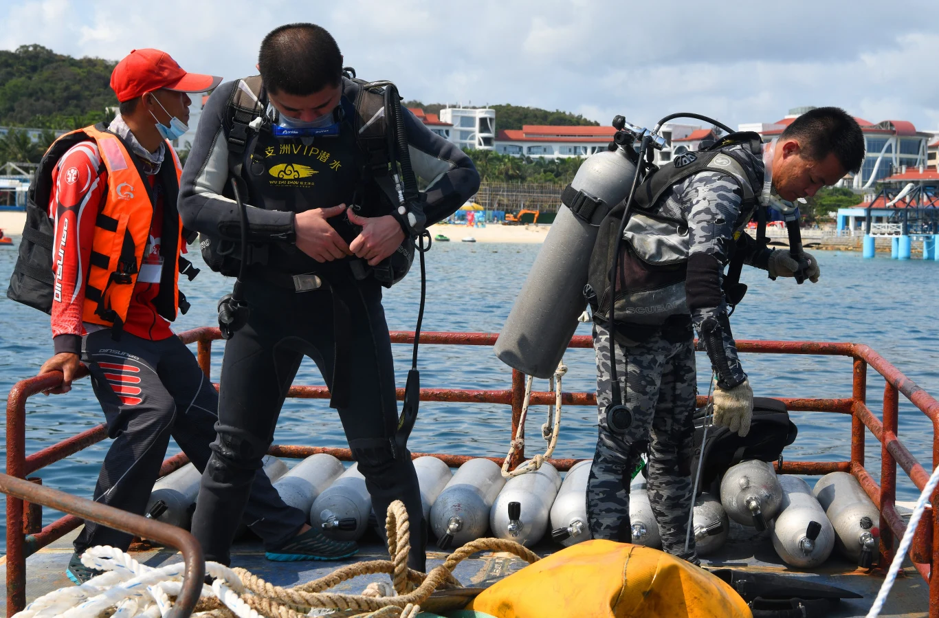 Przedsięwzięcie wymagało ogromnych zasobów finansowych i ludzkich. Aby system sztucznej rafy mógł należycie funkcjonować, konieczny jest codzienny ludzki nadzór. O wyjątkową konstrukcję dbał codziennie zespół nurków. Niestety, szalejąca pandemia sprawiła, że nawet oni musieli przerwać swoją pracę. 