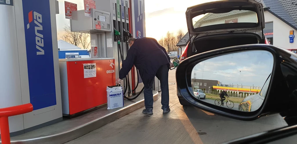 Niektórzy już boją się, że zostaną ukarani za tankowanie paliwa na stacji, gdy okaże się, że bak w ich aucie jest jeszcze w połowie pełny